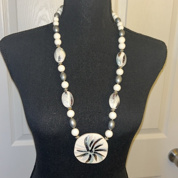 Shell style beaded necklace does have definitely a nice look very unique - Picture 3 of 3